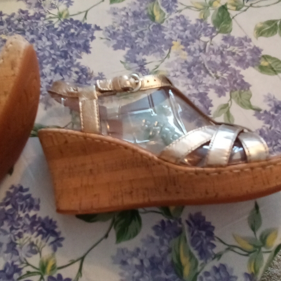 BORN LEATHER GOLD SANDAL, NWT - Picture 9 of 11